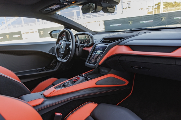 L'intérieur ressemble beaucoup à celui de la Revuelto. Il est possible d'opter pour des configurations beaucoup plus élégantes que celle-ci.