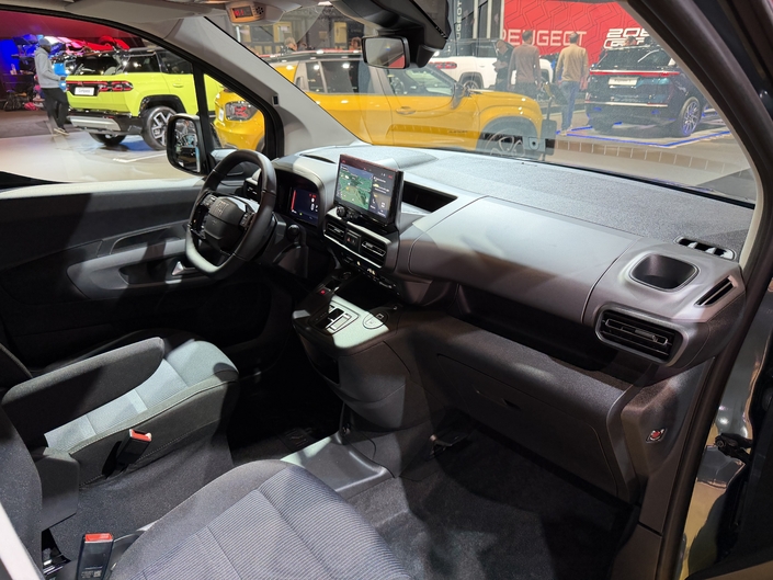 L’intérieur est quasiment identique à celui de ses cousins de Stellantis.