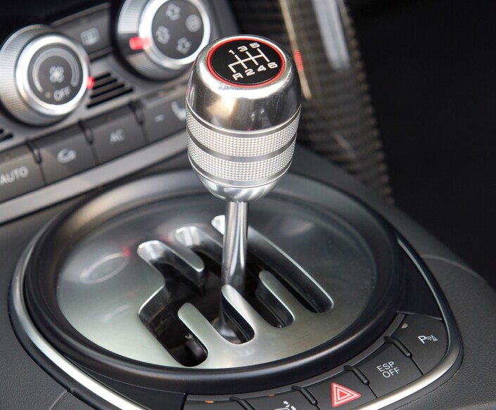 Par défaut, l'Audi R8 est livrée avec une remarquable boîte manuelle à grille ouverte, aussi belle à regarder que plaisante à utiliser.