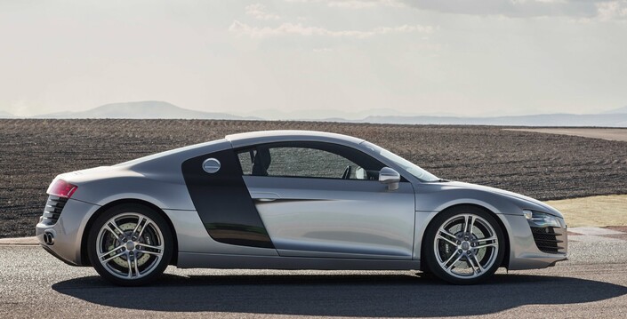 Le montant arrière de couleur contrastante, surnommé Side Blade, singularise le profil de l'Audi R8. On pouvait le commander en fibre de carbone. Ici, en 2006.