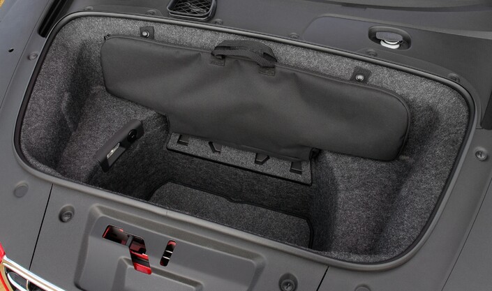 Le coffre de l'Audi R8, situé à l'avant, se limite à 100 l : il faudra donc voyager léger !