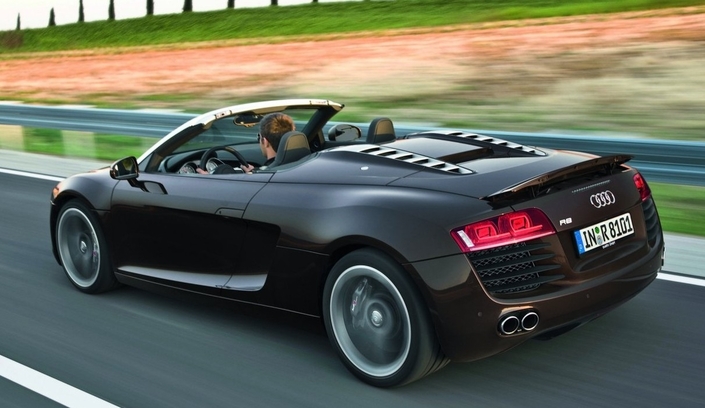En 2009, l'Audi R8 se décline en un superbe cabriolet, dont le capot arrière savamment courbé compense la disparition des Side Blade si emblématiques.