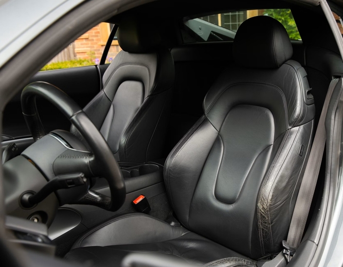 Très confortables, les sièges de l'Audi R8 V8 peuvent toutefois s'user prématurément du côté du bourrelet gauche du siège conducteur.