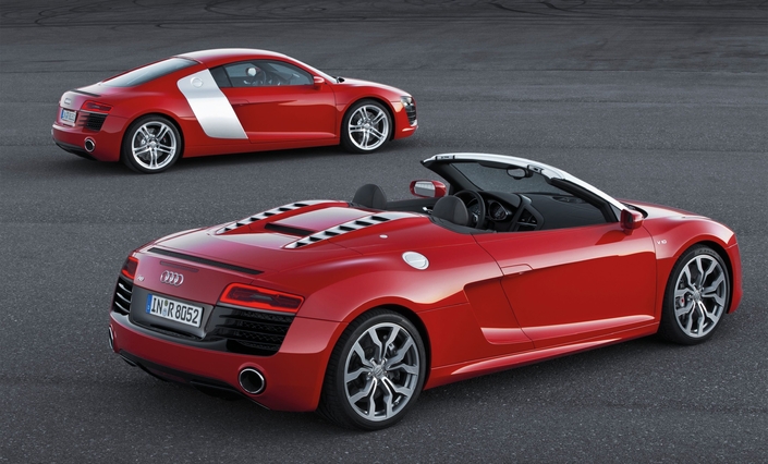 A l'arrière aussi, les feux de l'Audi R8 sont subtilement modifiés lors de la mise à jour de 2012. Notez aussi les nouvelles sorties d'échappement.