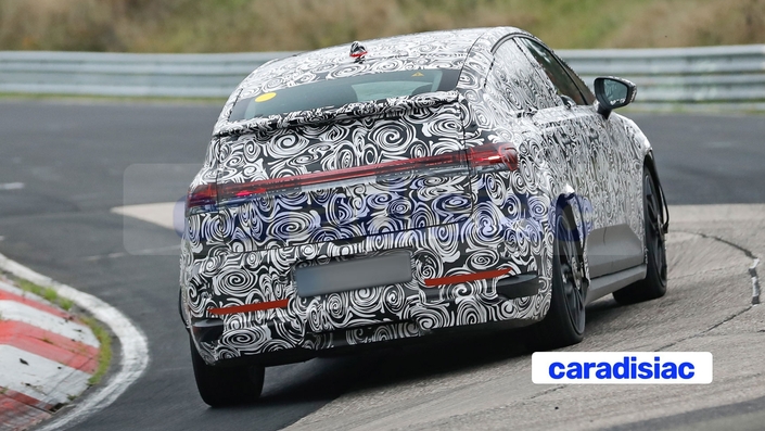 Dotée de motorisations puissantes et d’un châssis performant, la future Audi A2 e-tron (qui pourrait se nommer différemment) sera un véhicule familial doté d’un bon dynamisme. Son autonomie, grâce à une batterie de 82 kWh, devrait être proche des 600 km.