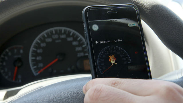 Chasser le Pokémon en voiture burkini