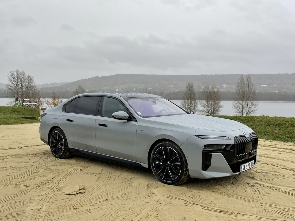 Comparatif vidéo BMW i7 vs Mercedes EQS duel de poids lourds