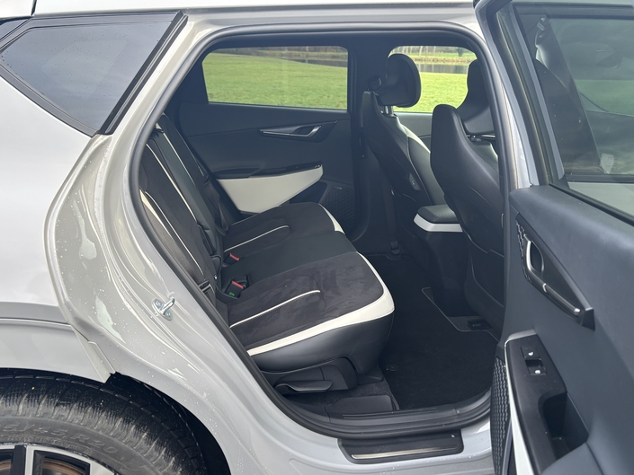 L’EV6 dispose d’une espace aux jambes particulièrement généreux. Un peu moins pour la garde au toit.