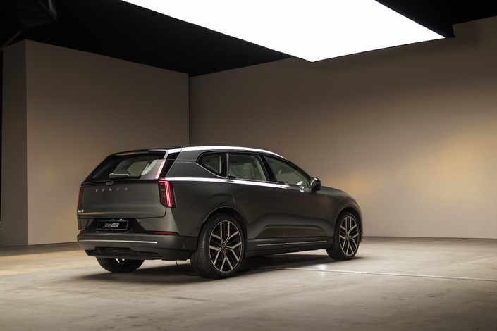 L’EX60 est plus long que son frère thermique XC60, mais pas plus large, ni plus haut, les barres de toit longitudinales étant aux abonnés absents.