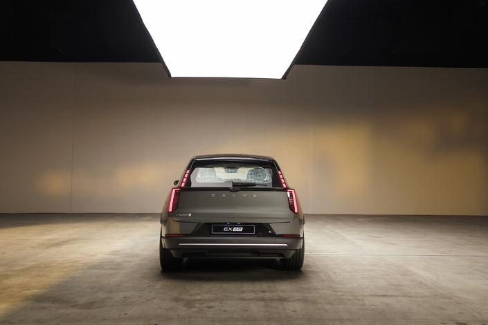 Puissance délirante, autonomie record : le Volvo EX60 électrique fait déjà trembler les Allemands, Tesla et… son frangin XC60 thermique !