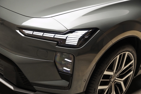 Puissance délirante, autonomie record : le Volvo EX60 électrique fait déjà trembler les Allemands, Tesla et… son frangin XC60 thermique !