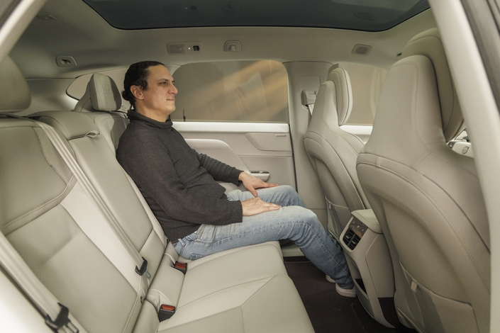 Les passagers sont particulièrement choyés, mais les poignées au plafond manquent.