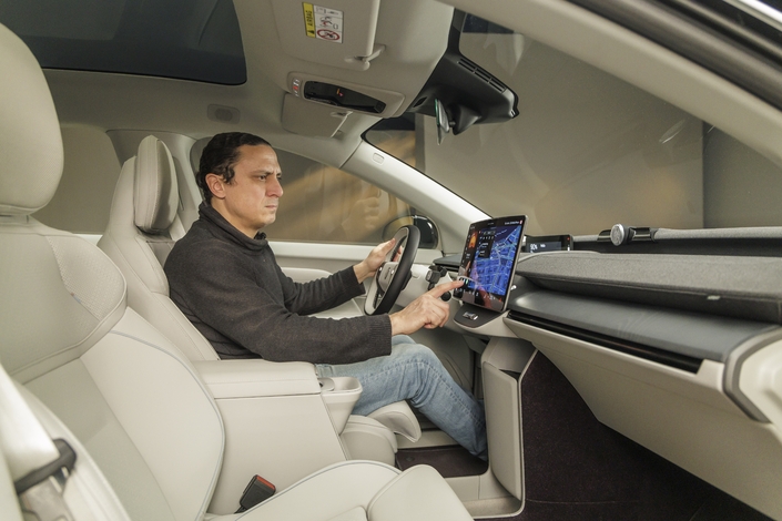 L’écran est légèrement convexe pour faciliter son utilisation à gauche comme à droite.