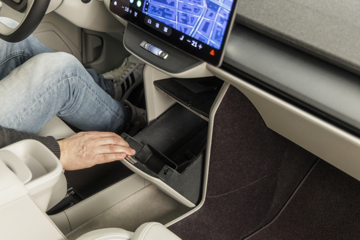 La boîte à gants se situe au centre et non pas devant les genoux du passager.