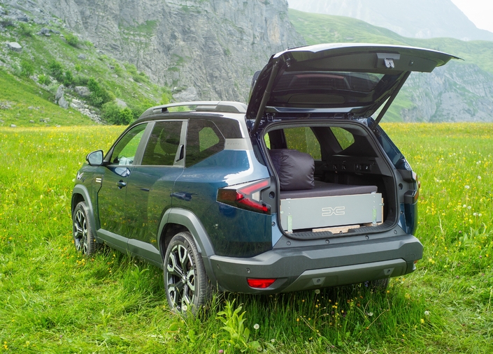 Le lit se range dans le coffre du Dacia Bigster.