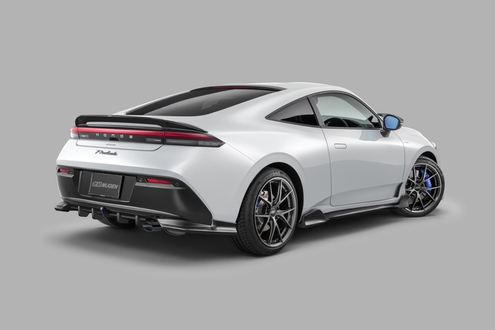 La Prelude gagne en caractère avec ses extensions de bas de caisse et surtout son aileron et son diffuseur arrière.