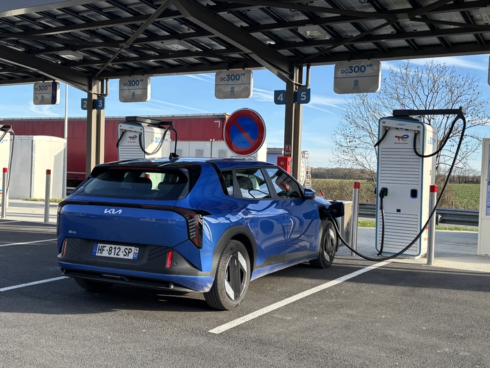 Pas d'architecture 800 volts, mais l'EV4 offre des capacités de recharge classiques en courant continu avec au minimum 108 kW.