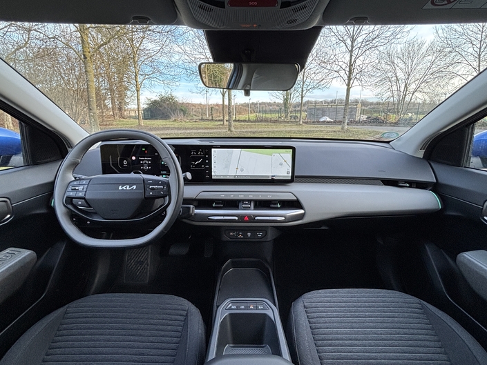 La présentation intérieure est très moderne avec notamment 3 écrans dont un central de 5,5 pouces, qui sert à la climatisation.