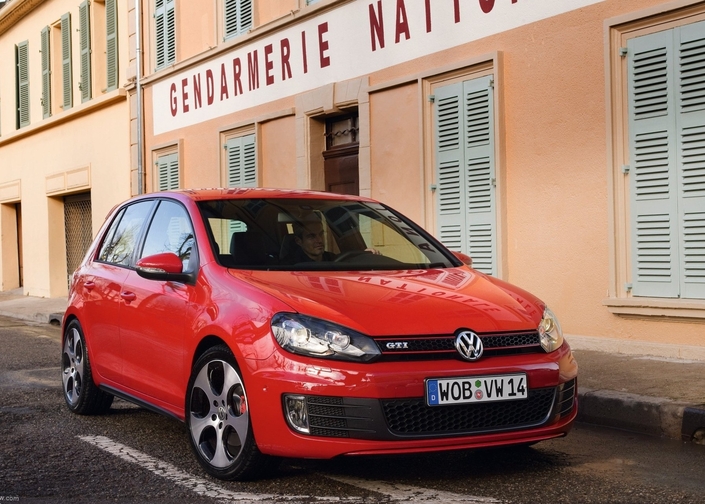 Evidemment, le rouge est un peu trop courant pour être une couleur collector pour la VW Golf 6 GTI, qui fait toutefois référence à son ancêtre de 1976 par ses filets rouges sur la calandre.