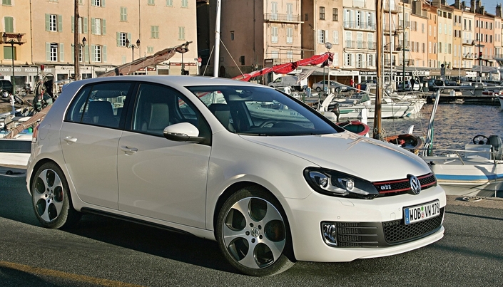 Révélée début 2009, la Volkswagen Golf 6 GTI reste techniquement proche de sa devancière, à ceci près qu'elle adopte un moteur de nouvelle génération codé EA888.