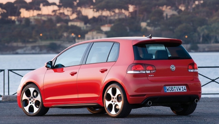 A l'arrière, la VW Golf 6 GTI, ici en 2009, se distingue par ses deux sorties d'échappement. La caisse est rabaissée de 15 mm face à celle des versions courantes.