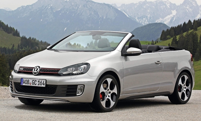 En 2012, la VW Golf 6 GTI sera la seule de l'Histoire à se décliner en cabriolet. Il est vrai que cette carrosserie passera vite de mode...