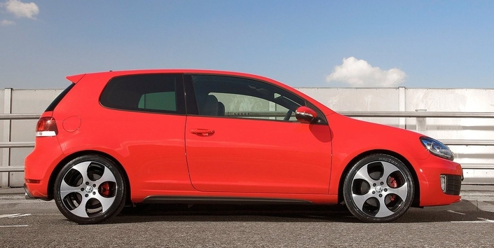 On retrouve sur la VW Golf 6 GTI la silhouette de la 5, et même les très belles jantes Detroit en 18 pouces (option).