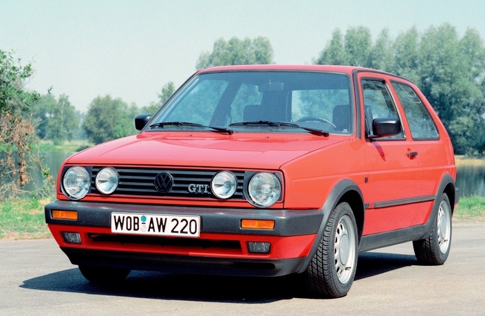 Révélée en 1984, la VW Golf II GTI sera la première du nom réellement polyvalente. Ici, une version de 1989, dotée des boucliers.
