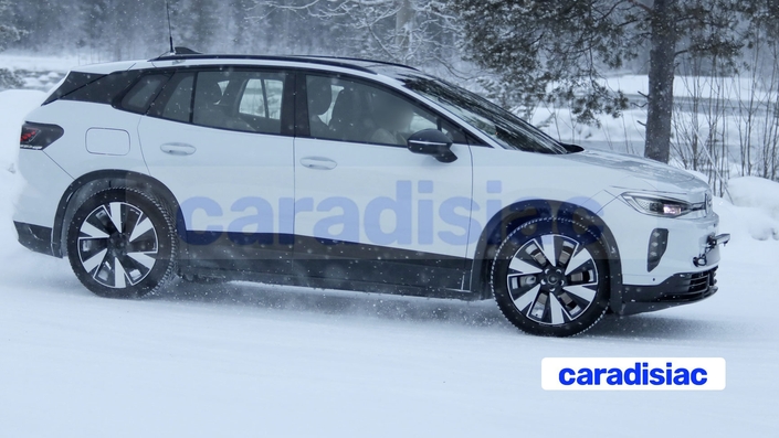 Les prototypes du futur Volkswagen ID.4 restylé ont entamé leurs essais d’hiver. Ce lifting devrait être important, car il sera effectif plus de six ans après le lancement de ce modèle. Face avant, poupe, ligne du toit et une partie des vitres latérales devraient subir des transformations. 