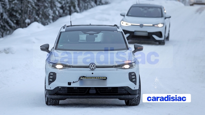 Adepte des adhésifs représentant feux et projecteurs, Volkswagen essaie de camoufler toutes les modifications apportées à son modèle restylé. Mais la lumière qui filtre au travers de ces adhésifs indique que les projecteurs vont évoluer et s’approcher du style de ceux du Tiguan thermique.