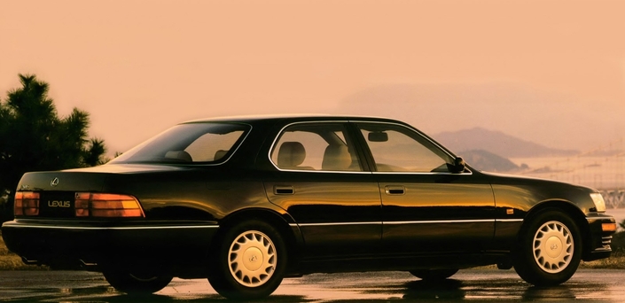 La poupe un peu lourde de la Lexus LS400 est peut-être la partie la moins réussie de sa carrosserie, voulue "simple, nette et chic".