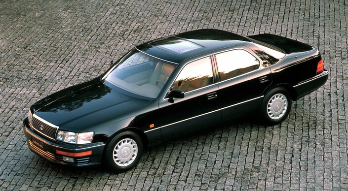 Toyota n'a pris aucun risque en dessinant la Lexus LS400, ici en 1990, mêlant les influences de BMW (forme de la custode) et surtout Mercedes (le reste !).