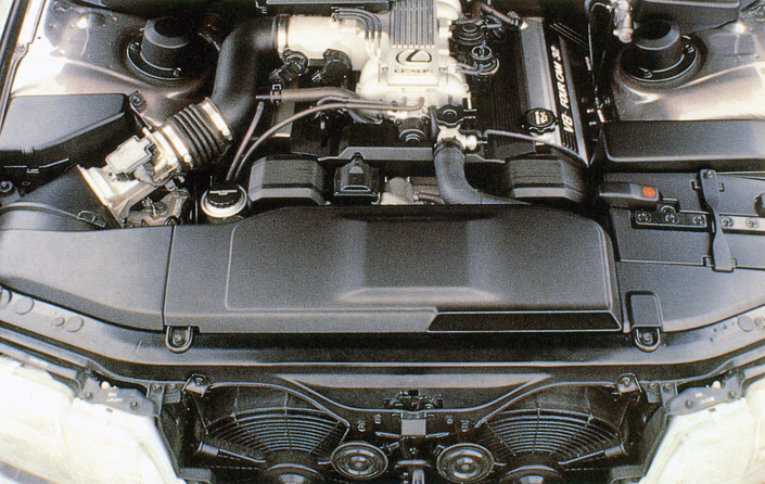 Le V8 1UZ-FE de la Lexus LS400, ici en 1990, doté de courroies de distribution mais non interférentiel, se révèle d'une fiabilité à toute épreuve.