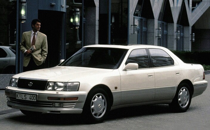Pour 1993, la Lexus LS400 bénéficie de légères retouches, recevant des jantes portées à 16 pouces et des freins améliorés, notamment.