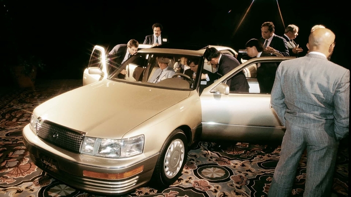 Lors de sa présentation au salon de Detroit, en janvier 1989, la Lexus LS400 impressionne par sa modernité et sa qualité.