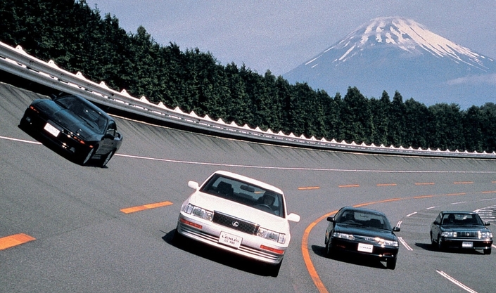 La Lexus LS400 a été très longuement mise au point, notamment sur la piste d'essai Toyota de Shibetsu (26 km).