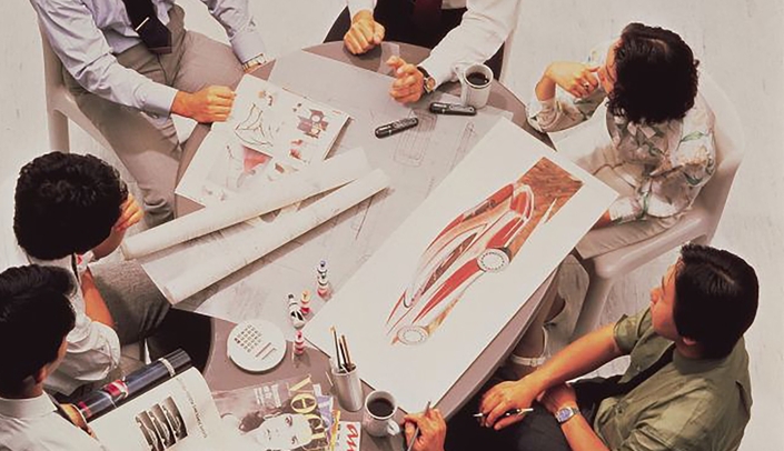 Les designers du Cercle F, nom donné aux équipes impliquées dans le développement de la Lexus LS400,  en train de discuter de son style, au milieu des années 80.