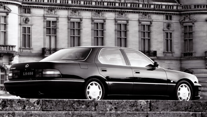 L'apport des grandes jantes profite visuellement à la Lexus LS400, ici en 1993. On la voit ici avec sa suspension pneumatique au plus bas.