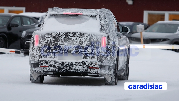 Les fausses sorties d’échappement n’ont pas réussi à tromper nos chasseurs de scoop, il s’agit bien de la version électrique du futur Cullinan qui devrait être aussi silencieuse que la version thermique qui figure déjà parmi les modèles les plus silencieux au monde.