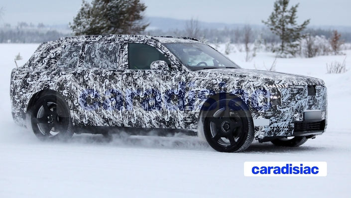 L’actuel Rolls-Royce Cullinan est un modèle doté d’un V12, la prochaine génération prévue pour 2028 se convertira à la motorisation électrique. La ligne du modèle ne devrait pas subir trop de transformations si l’on en croit ce prototype, mais d’ici à 2028, des modifications de style sont toujours possibles.