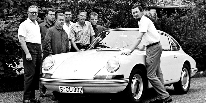 La Porsche 901 finale entourée de ceux qui l'ont dessinées, tout à gauche, Klie, à droite, Butzi Porsche, en 1963.