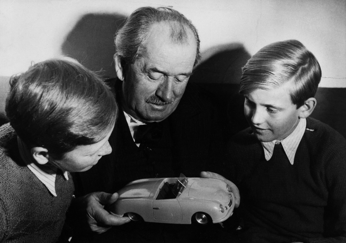Ferdinand Porsche entouré de ses deux petits-fils, Ferdinand-Alexander "Butzi" à gauche, Ferdinand Piëch à droite. Une histoire de Ferdinand qui tournera mal...
