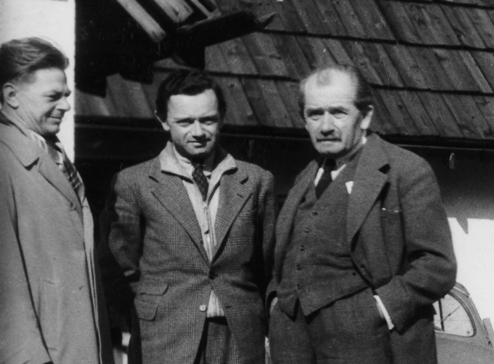De gauche à droite : Erwin Komenda, Ferry et Ferdinand Porsche en 1947. Erwin et Ferdinand collaborent depuis 1931 et ont tissé des liens forts.