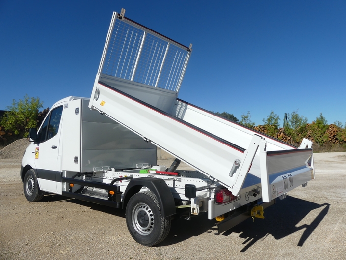Le eSprinter peut être équipé d’une benne en aluminium de chez JPM, plus légère qu’une benne acier.