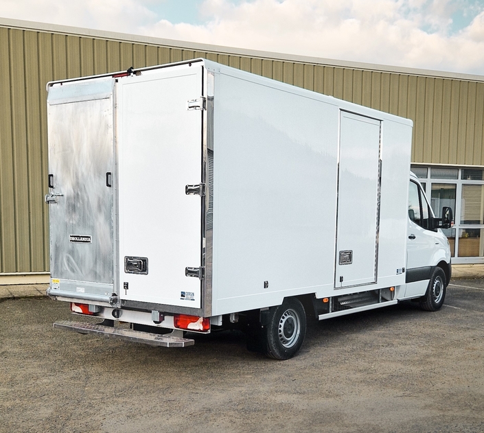 C’est Corsin, un carrossier basé à Maintenon en Eure-et-Loir, qui réalise cette caisse fourgon 20 m3 spécialement étudiée pour la blanchisserie.