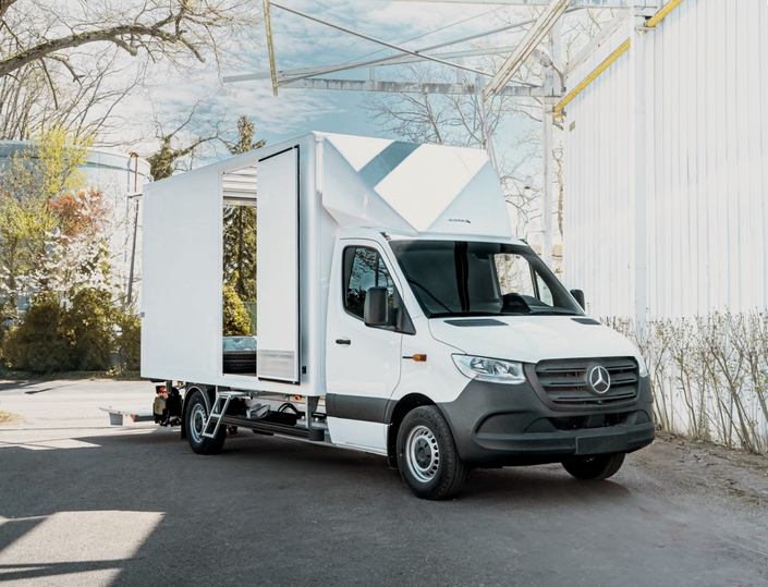Cette caisse adaptée à la messagerie et la distribution est réalisée par la carrosserie Laloyeau, basée à Étampes dans l’Essonne.