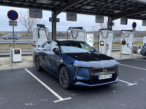 Reposant sur une architecture 400 volts, la Française accepte une puissance de recharge de 160 kW. Soitn moitié moins que la concurrence.