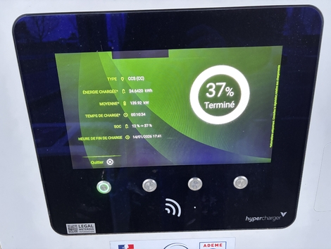 La puissance moyenne de recharge est bonne. Ici 139 kW pour passer de 12 à 37%. (la borne a stoppé la recharge). Pour passer de 37 à 78%, la moyenne aura été de 113 kW. Avec un temps d'attente total de 25 minutes.