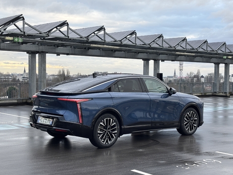 La N°8 se positionne comme un SUV coupé premium électrique.