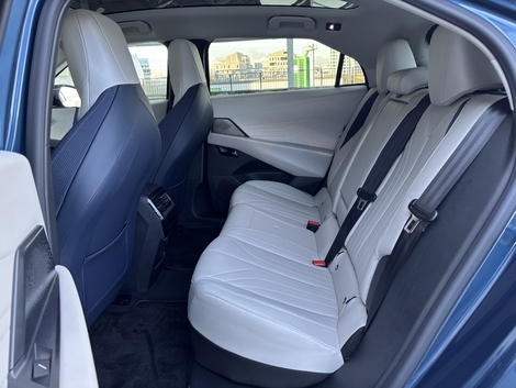 La garde au toit est un peu juste au dessus d'1,80 m mais l'espace aux jambes est bon.